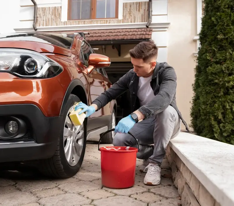 Lavage auto à domicile Saint-Jean-de-Gonville : professionnel intervenant sur un véhicule